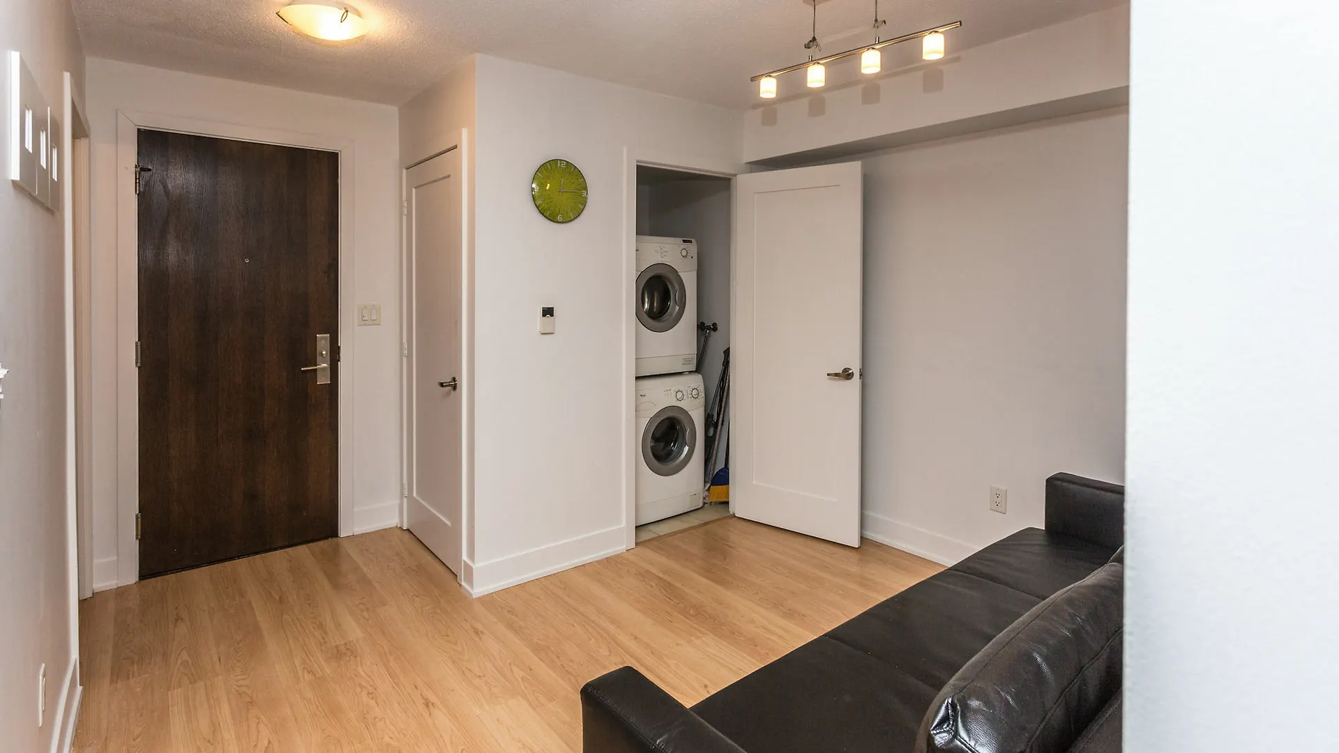 Red Maple Suites - Blue Jays Way Toronto