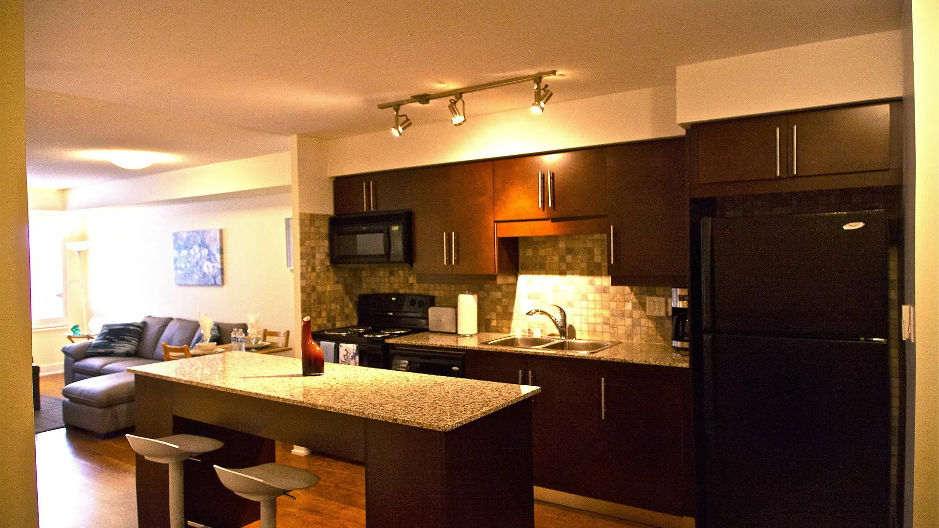 Red Maple Suites - Blue Jays Way Toronto Apartment