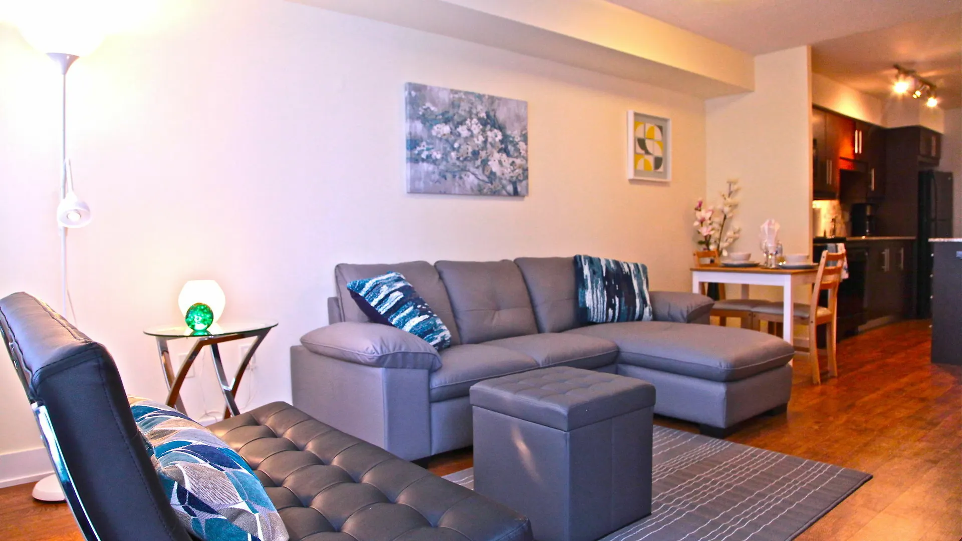 Red Maple Suites - Blue Jays Way Toronto Apartment