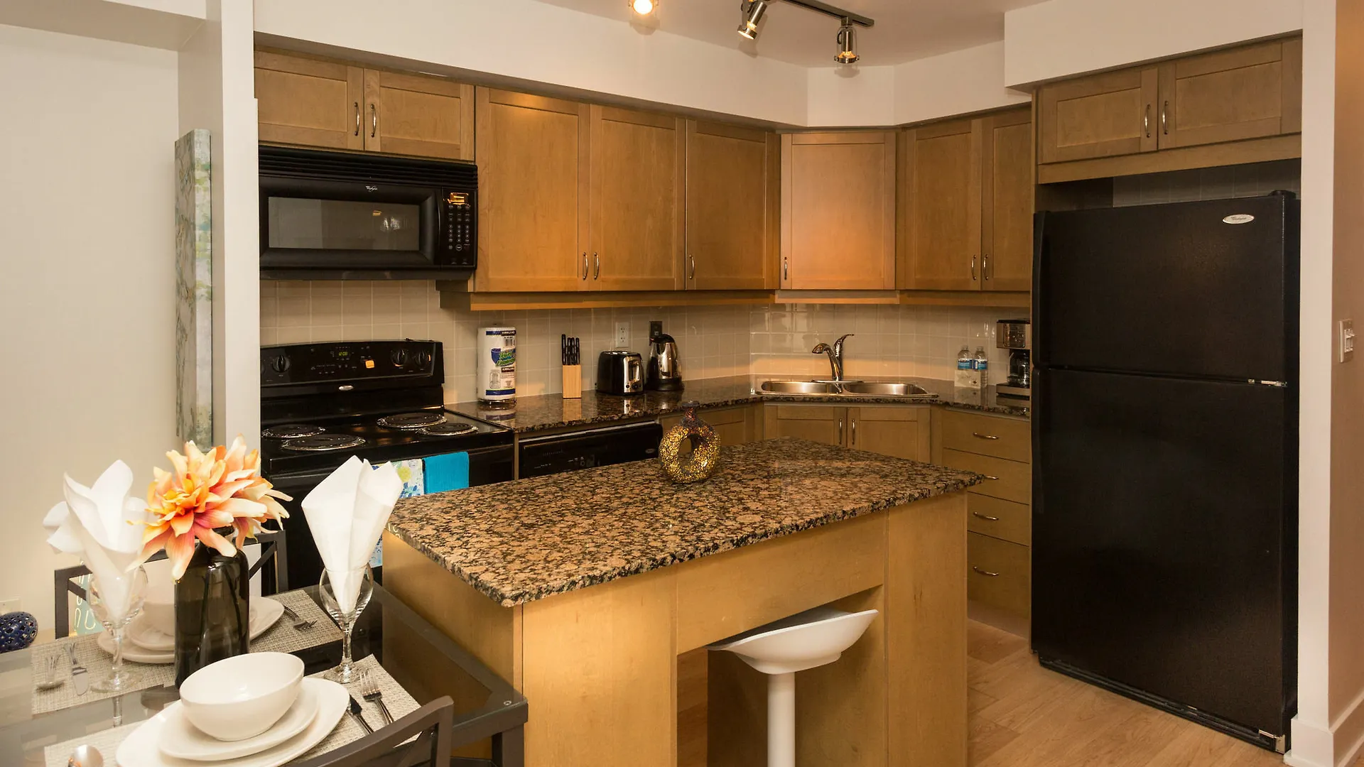 Red Maple Suites - Blue Jays Way Toronto